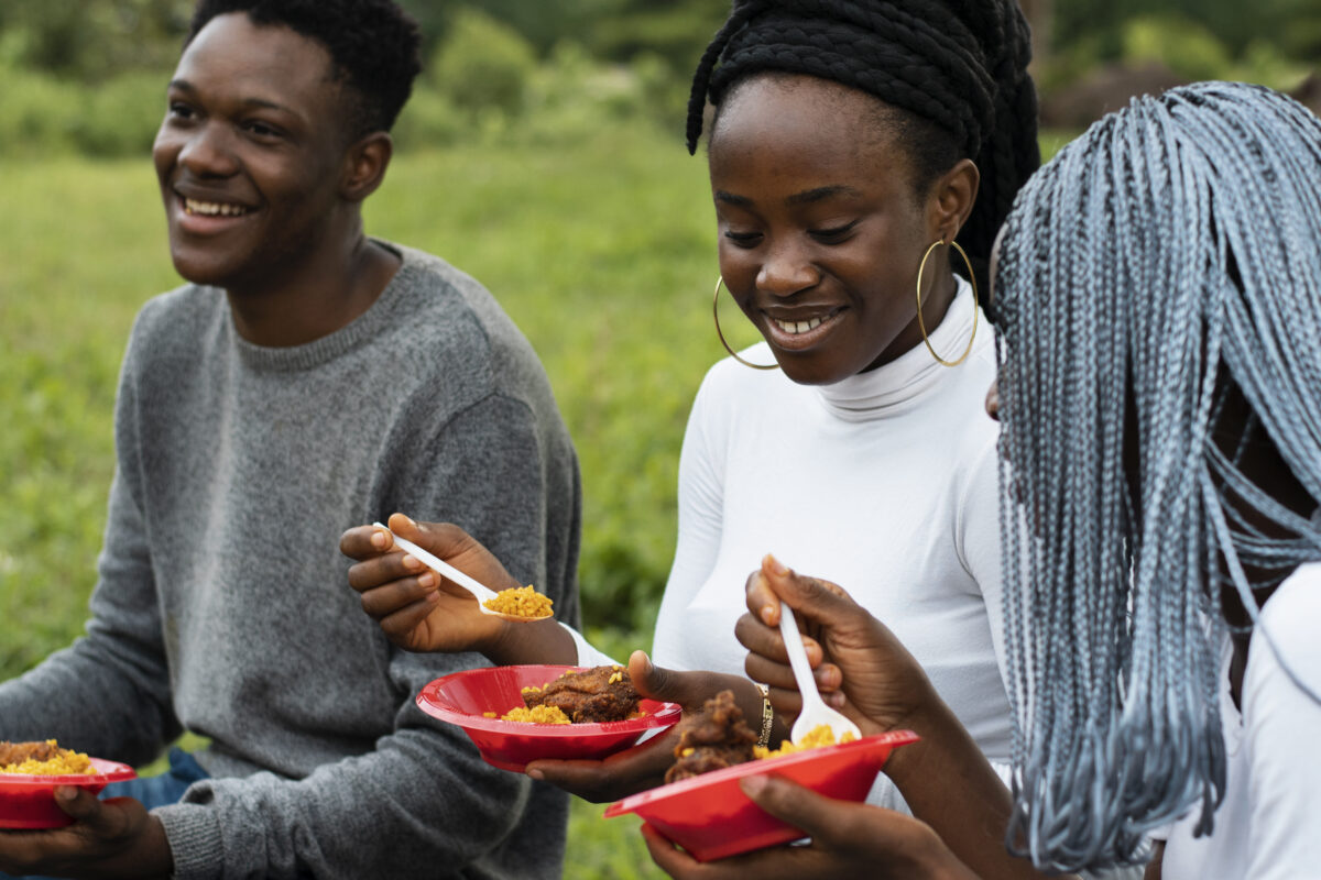 friends-eating-lunch-outside-side-view